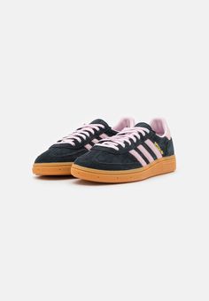 adidas Originals HANDBALL SPEZIAL UNISEX - Sneakers laag - core black/clear pink Outfit Trends, Pink Adidas