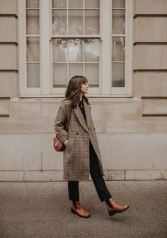 Checkered Coat, Fall Fashion Coats, Stile Hijab, Gala Fashion, Academia Fashion, Paris Mode, Looks Street Style, Coat Outfits, Mode Inspo