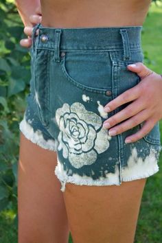 Painted Shorts, Lace Jeans, Flower Jeans, Tokyo Street Fashion, Blue Jeans Crafts, Embellished Clothing, Diy Shorts, Denim Projects