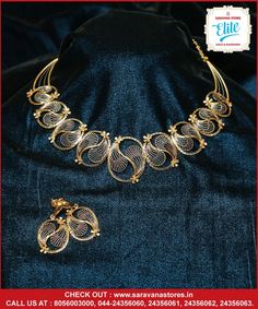 Uniqueness to the core! Here the delicate gold necklace has been intricately crafted with the oval design and a minute stripes shows the excellent craftsmanship. It is paired up with the the same patterned earring. #goldnecklace Check out : www.saravanastores.in Call us at : 8056003000, 044-24356060, 044-24356061, 044-24356062, 044-24356063 #goldnecklacedesign #goldnecklacemodels #goldnecklacecollection #goldnecklaceset #Saravanaelitegold #Saravanaelite #SaravanaStoresEliteGold Dubai Gold Jewellery Design, Arabian Necklace, Turkish Gold Necklace Design, Rani Haram, Turkish Gold Jewelry, Dubai Jewellery, Simple Gold Bangle, Indian Gold Necklace Designs, Jewelry Necklace Simple