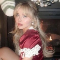 Sabrina Carpenter Harry Styles, Celebrity Icons Aesthetic, Ginger Hair And Bangs, Sabrina Carpenter Vmas 2024, Sabrina Carpenter Christmas Icon, Sabrina Carpenter Red Aesthetic, Red Girl Icon, Sabrina Carpenter Aesthetic Icon, Cute Christmas Pfp Aesthetic