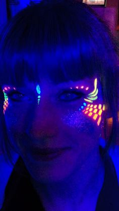 Uv Light Makeup, Pintura Facial Neon, Black Light Makeup, Uv Party, Festival Face Paint