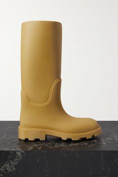 Burberry's rubber boots are perfect for rainy days in the city or country. They're set on lug soles, so you'll feel confident on the slickest of streets, and come in a joyfully sunny hue, even if the sky proves the opposite. Designer Rain Boots, Yellow Rain Boots, Leather Knee Boots, Yellow Boots, Knee Length Boots, Burberry Shoes, Black Heel Boots, Rubber Boots, Burberry Women