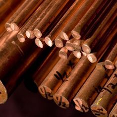 many copper bars are lined up together