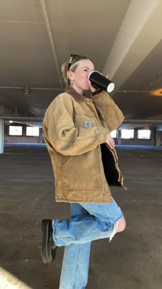 Brown Cargo Jacket Outfit, Carhartt Brown Jacket Outfit, Carhartt Outfits Aesthetic, Workwear Jacket Women Outfit, Carpenter Jacket Outfit, Fleece Zip Up Outfit, Outfits With Carhartt Jacket, Big Brown Jacket Outfit, Carhartt Woman Outfit