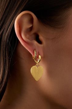 Los corazones nunca pasan de moda. Especialmente cuando tienen el brillo de un acabado dorado mate como estos huggies inspirados en el amor. Yellow Gemstones, Demi Fine Jewelry, Cowrie Shell, Floral Jewellery, Fine Jewelry Collection, Bracelets And Charms, Gold Plated Silver, Matte Gold, Pierced Ears