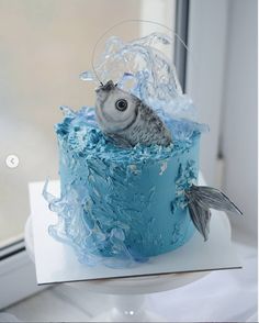 there is a cake that looks like a fish in the water