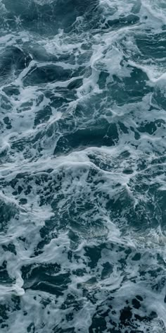 an image of the ocean with waves coming in and on to it's surface