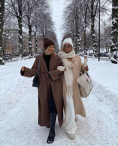 Vinter Mode Outfits, Nude Outfit, Snow Outfits, European Winter, Bff Stuff, Winter Pics, Friends Winter, Snow Aesthetic