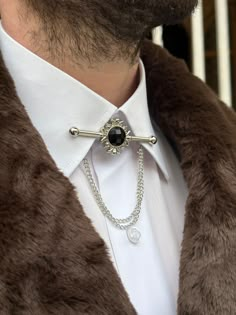 🛩️If you wish, you can purchase our Express Shipping product from our listing and receive your order within 2-4 days. 🌟👑 Elevate your attire with our Royal Elegance Lapel Pin, meticulously crafted with diamond-cut black and white stones in a round retro frame. Featuring pendant chains for added dimension, our lapel pin boasts a compression clip system for easy attachment to shirt collars without damage. 👔 Versatile Style: Suitable for both classic and sportswear, our lapel pin enhances your Shirt Collar Jewelry, Wedding Event Outfits, Object References, Butch Fashion, Mafia Men, Shirt Collar Pins, Shirt Collars, Fox Wedding, Retro Frame