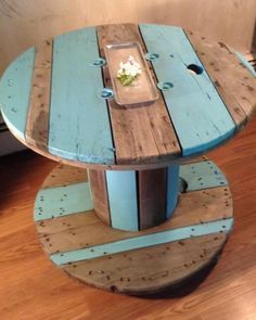 a table made out of old pallets and some wood planks with a flower in the center