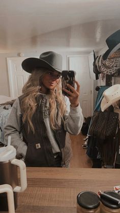 Pretty Western Outfits, Winter Outfits Country Style, Snowmobiling Outfit Woman, Western Cozy Outfits, Outlaw Aesthetic Women, Cold Country Outfit, Warm Cowgirl Outfits, Western Winter Aesthetic, Grey Cowboy Hat Outfit