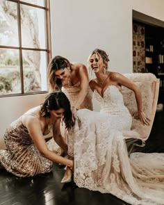 Wedding Photo Sisters, Bride And Sister Pictures Cute Ideas, Friends Wedding Photos, Bride And Best Friend Picture, Wedding Best Friend Pictures, Wedding Pictures With Friends, Sisters Wedding Photoshoot, Bridal Suite Photos, Bride And Sister Pictures