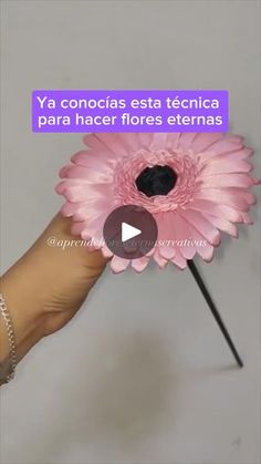 a hand holding a pink flower with the words ya conoccias est tecnica para hacer floresternas