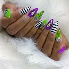 Stilleto Halloween Nail Designs, Halloween Glam Nails, Halloween Nails Neon, Halloween Stilleto Nails, Beetlejuice Nails Acrylic, Neon Halloween Nails, Beetlejuice Nail Art, Beetle Juice Nails, Spiral Nails