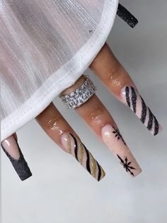 Blaxk & gold nail inspo Gold Nail, Gold Nails, Winter Nails, Gold