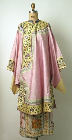 Qing Dynasty Clothing, Dynasty Clothing, Early 20s, Chinese Costume, Chinese Fashion, Chinese Clothing, Folk Costume, Chinese Dress, Chinese Traditional