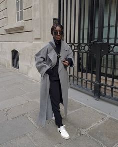 French Minimalist Style, Grey Coat Outfit, Wool Coat Outfit, Mantel Outfit, French Minimalist, Winter Mode Outfits, Winter Coat Outfits, Stile Hijab, Mode Zara