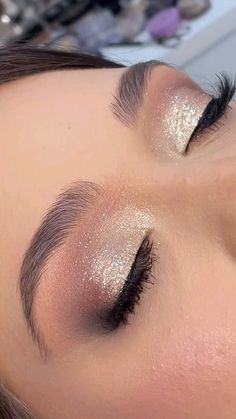 Smoky Eye Makeup Tutorial, Pretty Eye Makeup, Sparkly Makeup, Pink Eye Makeup, Beauty Makeup Tutorial, Brown Skin Makeup, Makeup Artist Tips, Makeup Spray, Glam Makeup Look