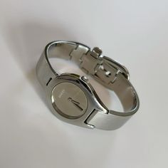 Gucci stainless steel mirrored bangle watch from the 90s Gucci Timeless Watch Women, Gucci Classic Silver Watch, Vintage Gucci Watch Women, Silver Gucci Watch, Gucci Bangle Watch, Bangle Watches, Retro Watches, Preppy Jewelry