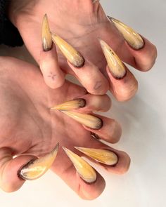 Когти ногти ведьмы #когти #clawsnails Werewolf Nails Acrylic, Werewolf Nails, Witchcraft Nails, Claw Nails Designs, Cat Claw Nails, Claws Nails, Horror Nails, Inner Witch