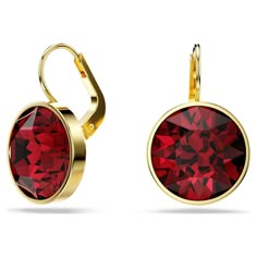 Infuse some color into your everyday outfits with this captivating pair of pierced earrings. Each gold-tone plated piece is brought to life by a round-cut crystal in ruby red, creating a look of deep sophistication. A perfect choice for your day-to-night styling, these earrings can be worn together with a matching red pendant. Thomas Sabo Charms, Pink Pendant, Red Pendant, Wolf Jewelry, Pink Watch, Charms Pandora, Red Pendants, Pure Romance, Rose Gold Watches