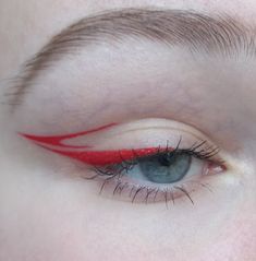 Red Eyeliner Looks Hooded Eyes, Colored Eyeliner Ideas, Simple Graphic Eyeliner Ideas, Graphic Eyeliner Ideas For Hooded Eyes, Brown Graphic Liner, Fun Graphic Liner, Graphic Eyeliner Color, Red Graphic Eyeliner, Red Eyeliner Looks