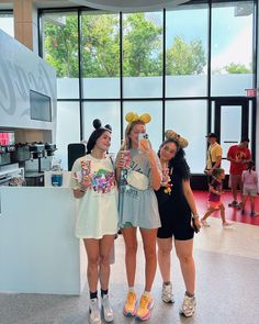 Disney Instagram Pictures, Greta Wilson, Disney Park Outfit, Disney Trip Outfits, Disney Countdown, Disney Lifestyle, Disney College Program