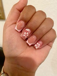 Summer Nails💕💅🏽 #summernails#summernaildesigns Hawaiian Flower Nails, Short Square Nails, Pink Acrylic Nails