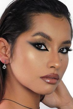 15 Reverse Cat Eye Looks Perfect For You Matrix Makeup Look, Reverse Cat Eye Eyeliner, Matrix Nails, Reverse Cat Eye Makeup, Matrix Makeup, Reverse Eyeliner, Eyeliner Cat Eye, Reverse Cat Eye, Blue Eyeliner Looks