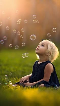 Toddler Photoshoot, Family Photoshoot Outfits, Toddler Photography, Emotional Resilience, Foto Tips, Model Pose, Airbrush Art, Soap Bubbles, Shooting Photo