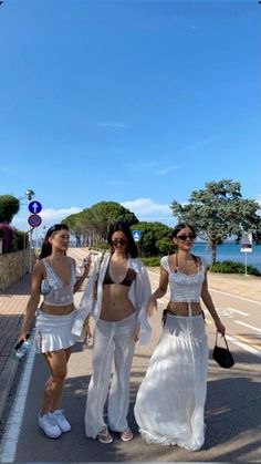 Beach Outfits Hawaii, Sea Trip Outfit, Senior Trip Outfits Beach, Cancun Trip Outfits, Sun Protection Outfit, Beach Day Outfit Aesthetic, Bali Looks, Summer Outfits California, Ibiza Beach Club Outfit