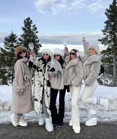 Canada November Outfits, Elegant Snow Outfit, Ice Skating Outfit Outdoor, Ski Night Outfit, Queenstown Outfits Winter, Big Bear Outfits, Whistler Winter Outfits, Vail Ski Outfits, Apres Ski Outfits For Women Party