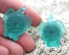 Turtle Bathroom Ideas, Sea Glass Turtle, Beach Cottage Kitchens, Modern Beach Cottage, Beach Cottage Design, Beach Chic Decor, Beach House Tour, Turquoise Beach, Glass Turtle