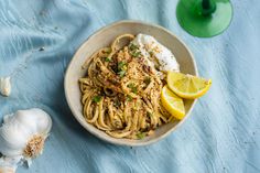 Culy Homemade: pasta met rokerige auberginesaus en walnoten - Culy.nl