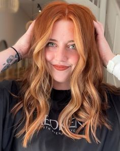 Copper Hair Blonde Face Frame, Ginger Hair With Blonde Face Frame, Copper Hair With Light Front Pieces, Strawberry Blonde Face Frame, Red Hair Face Framing Highlights, Red Hair With Blonde Face Framing, Copper Hair With Blonde Bangs, Dark Red Blonde Hair, Copper Bayalage