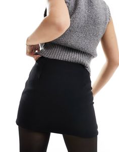 Chic Mini Hem Skort For Night Out, Chic Fitted Short Length Skort, Chic Fitted Short Skort, Short Pleated Skirt For Office, Chic Mini Skort With Stretch, Chic Stretch Skort With Mini Hem, Elegant Black Office Shorts, Elegant Black Shorts For Office, Elegant Mini Hem Skort For Party