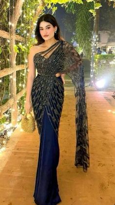 Saree Inspired Dress, Unique Saree Designs Party Wear, Engagement Guest Outfit Indian, Indian Wedding Guest Outfit Ideas, Wedding Guest Outfit Indian, Saree For Wedding Function, Drape Sarees, Function Dresses