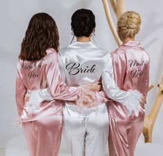 Custom Feathers Bridesmaids Pajamas, Custom Satin Pjs, Bachelorette Pajamas, Bridesmaid gift, Bridal Pajama, Feather Pajama for bride-alfres 🌟About🌟 These  Customized satin Pajamas set are perfect gifts for the bride and bridesmaids. Looking for a luxurious and unique addition to your sleepwear collection? Our satin pajamas with feathers are the perfect choice! Made from high-quality materials and designed with comfort and style in mind, these pajamas are the ultimate in luxury sleepwear. Each Bride Pjs Bridal Parties, Bridal Shower Pajama Party, Bride Pyjama Party, Bridesmaid Pjs Pajama Set, Bridal Party Pajama Sets Fancy, Bachelorette Pajama Party, Pajama Party Theme, Feather Pjs Bridesmaids, Feather Bride Pajamas