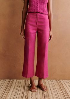 High-waisted trousers;7/8 length;Wide, slightly flared leg;Front and back welt pockets;Hidden front zip and button closure;Inside leg length 68 cm / 26.8 in (all sizes)