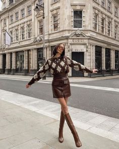 Moda Paris, Paris Outfits, Brown Outfit, Mode Casual, Looks Chic, Beauty And Fashion, Inspired Outfits, Outfit Inspo Fall, 가을 패션#WinterFashion #StyleGuide2024 #TrendyOutfits #WomensFashion #WinterStyle #FashionInspo #WinterWardrobe #FashionTrends #WinterLooks Winter Date Night Outfits, Moda Paris, Miniskirt Outfits, Brown Outfit, Mode Casual, Paris Outfits, Autumn Outfits, Mode Inspo, Looks Chic