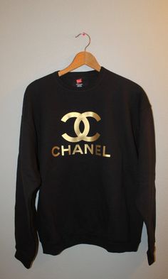 Chanel sweater Chanel Sweatshirt, Chanel Sweater, Mens Fashion Edgy, Sweater Weather, Passion For Fashion, Autumn Winter Fashion, Shirt Design, Winter Fashion, Fashion Looks