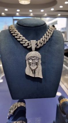 Iced Out Moissanite Jesus Pendant, Icy Diamond Jesus Face Necklace, Iced Out Moissanite Jesus Face Pendant, Bling Hip Hop Men Jewelry - 𝗖𝗵𝗲𝗰𝗸 𝗼𝘂𝘁 𝗼𝘂𝗿 𝘃𝗶𝗱𝗲𝗼 𝘁𝗼 𝘀𝗲𝗲 𝘁𝗵𝗲 𝗰𝗹𝗲𝗮𝗿 𝗳𝘂𝗹𝗹𝘆 𝗶𝗰𝗲𝗱 𝗼𝘂𝘁 𝗺𝗼𝗶𝘀𝘀𝗮𝗻𝗶𝘁𝗲 𝗷𝗲𝘀𝘂𝘀 𝗽𝗲𝗻𝗱𝗮𝗻𝘁. Hip hop fashion design - UNISEX luxury hip hop fashion pendant designed for hip hop lovers. The high polish finish gives it extra gloss. The close and close connection makes it strong and heavy. ▪️  𝗗𝗶𝗮𝗺𝗼𝗻𝗱 𝗦𝗽𝗲𝗰? Face Pendant, Gold Money, Face Necklace, Jesus Face, Fashion Pendant, Men Jewelry, Jewelry Lookbook, Exclusive Jewelry, Hip Hop Jewelry