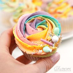 How I pipe buttercream rainbow rosette cupcakes step by step Multicolor Icing Piping, Multicolor Frosting, How To Make Multicolored Frosting, How To Get Vibrant Frosting Colors, Piping Multicolor Frosting, Buttercream Rainbow, Piping Cupcakes, Rainbow Buttercream, Rosette Cupcakes