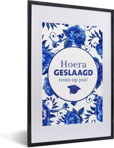 a blue and white floral frame with the words, hoera geslagd trots