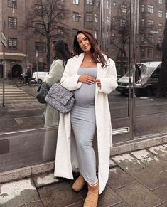 Winter Outfit For Pregnant Women, Feminine Motherhood, Outfit For Pregnant Women, Cute Pregnancy Outfits, Pregnancy Fits, Winter Pregnancy, Pregnant Outfits, Fall Maternity Outfits, Casual Maternity Outfits