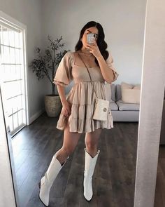 White Cowgirl Boots Outfit, Vestidos Country, Dress And Cowboy Boots Outfit, Summer Boots Outfit, White Cowgirl Boots, Ideas De Outfits, Outfit Botas, Cowgirl Boots Outfit