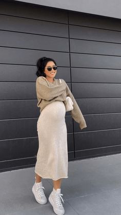 35+ образов для стильной беременности 2023 - Впервые мама Prego Outfits, Fall Maternity Outfits, Winter Maternity Outfits, Maternity Street Style, A Pregnant Woman