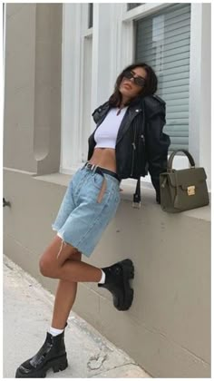 Outfits With Long Shorts, European Style Outfits, Jean Shorts White, Shorts Outfits Women, Streetwear Fashion Women, Summer Style Casual, Mini Shorts, Long Shorts