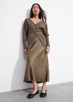 Wearable Fall Fashion Trends for 2024 - the gray details Satin Skirt Fall, Perfect White Shirt, Silk Midi Skirt, Summer Style Guide, Dresses Satin, Knit Outerwear, Slip Skirts, Skirts Midi High Waisted, Linen Sweater